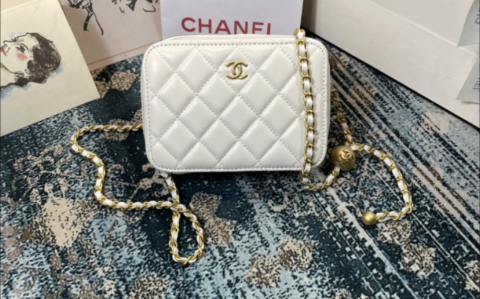 香奈儿新款现货!金球相机包,轻松驾驭各种风格】