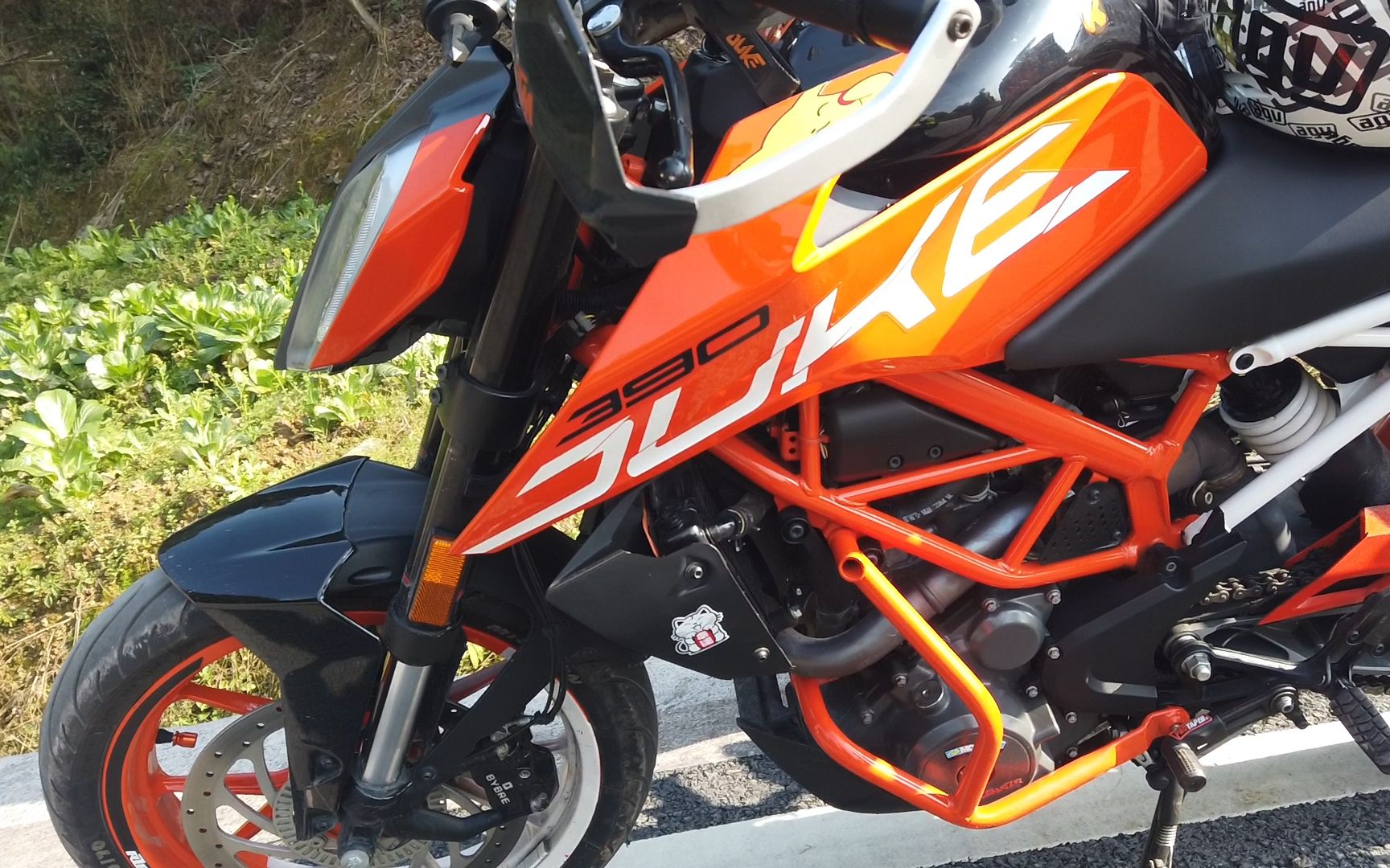 俗称弯道火箭ktm390摩托车,车轻便,操控灵活