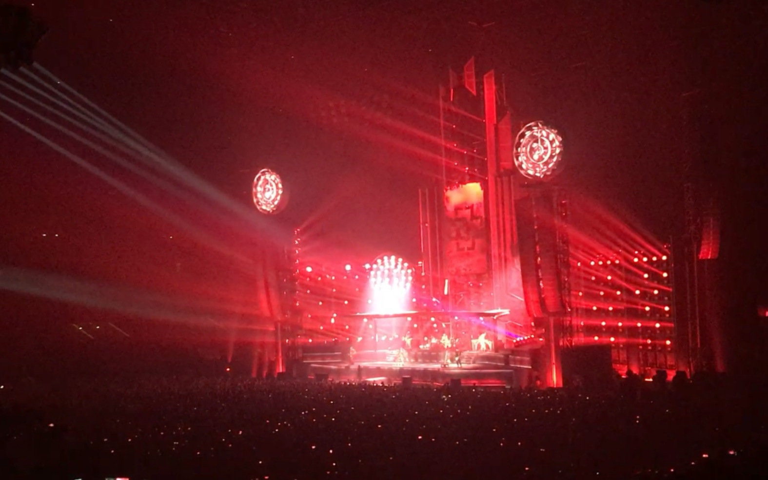 [图]Mein Herz brennt — Rammstein live in Paris