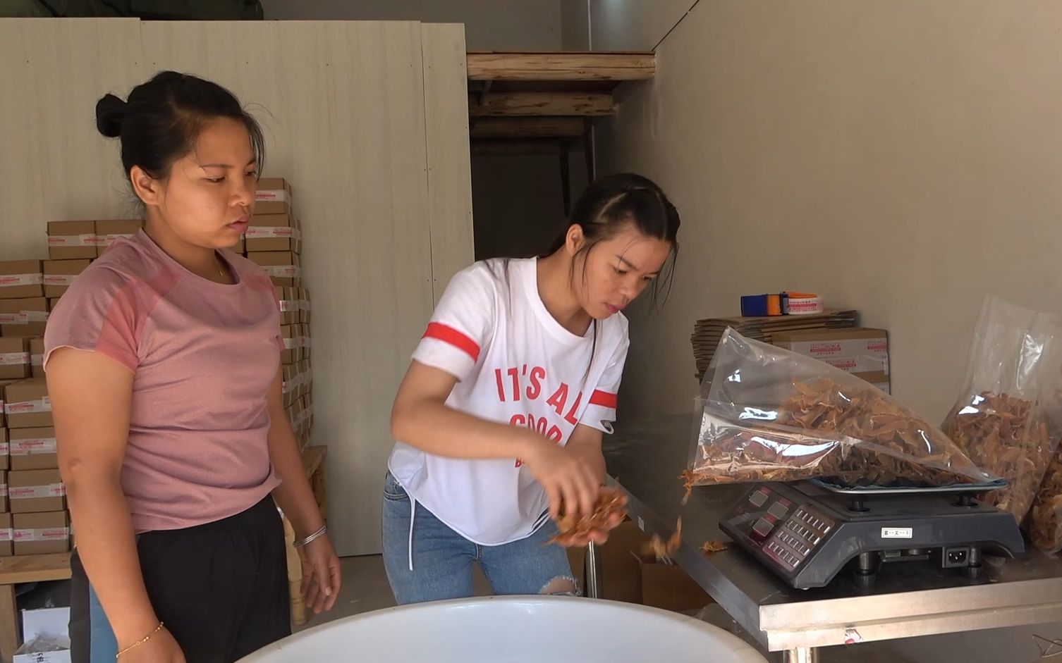 农村小英子:英子和小妹一早打包干笋,幺幺来增援,小小年纪真勤快