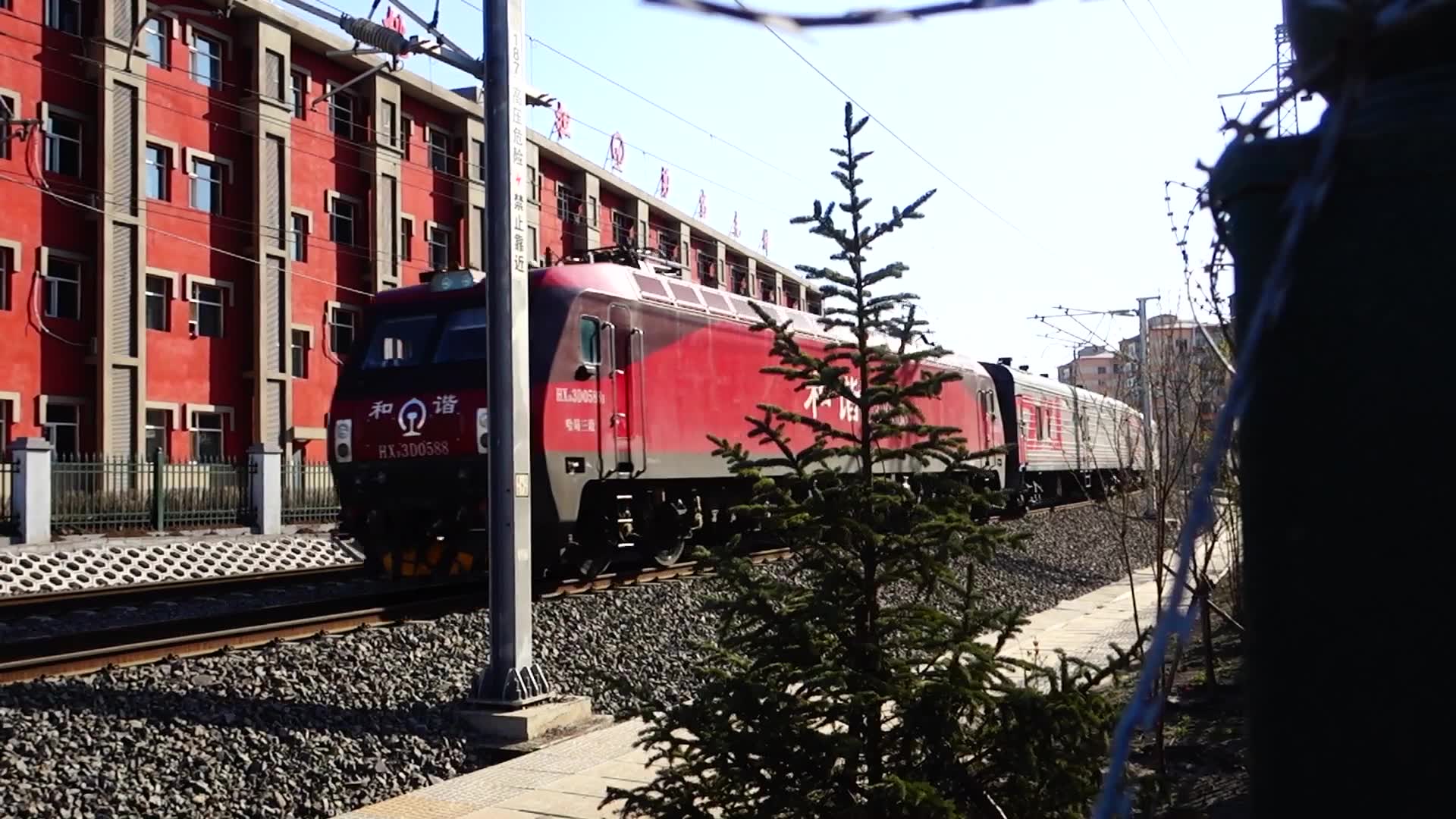 hxd3d0588哈局三段牵引k19次哈站停车