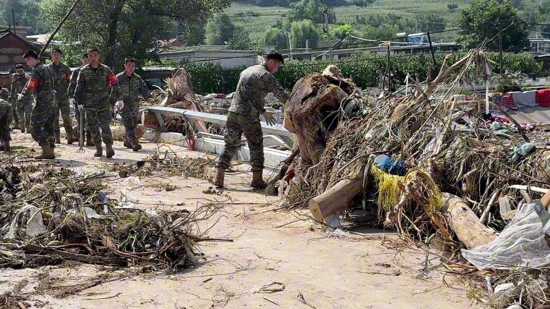 辽宁东稍树村大暴雨救灾现场,我看到武警官兵正在积极救灾,辛苦哔哩哔哩bilibili