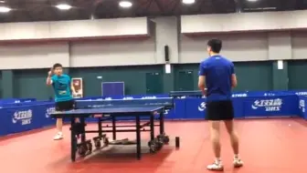 樊振东与马龙训练之余玩一下手感