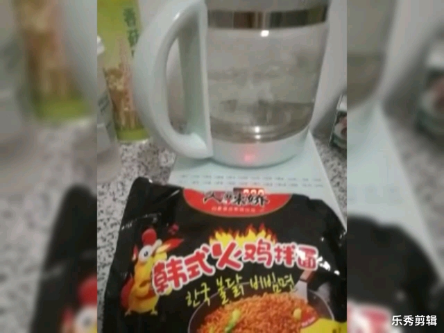 试吃火鸡面视频吃辣火鸡面条白象火鸡面大辣椒试毒哔哩哔哩bilibili