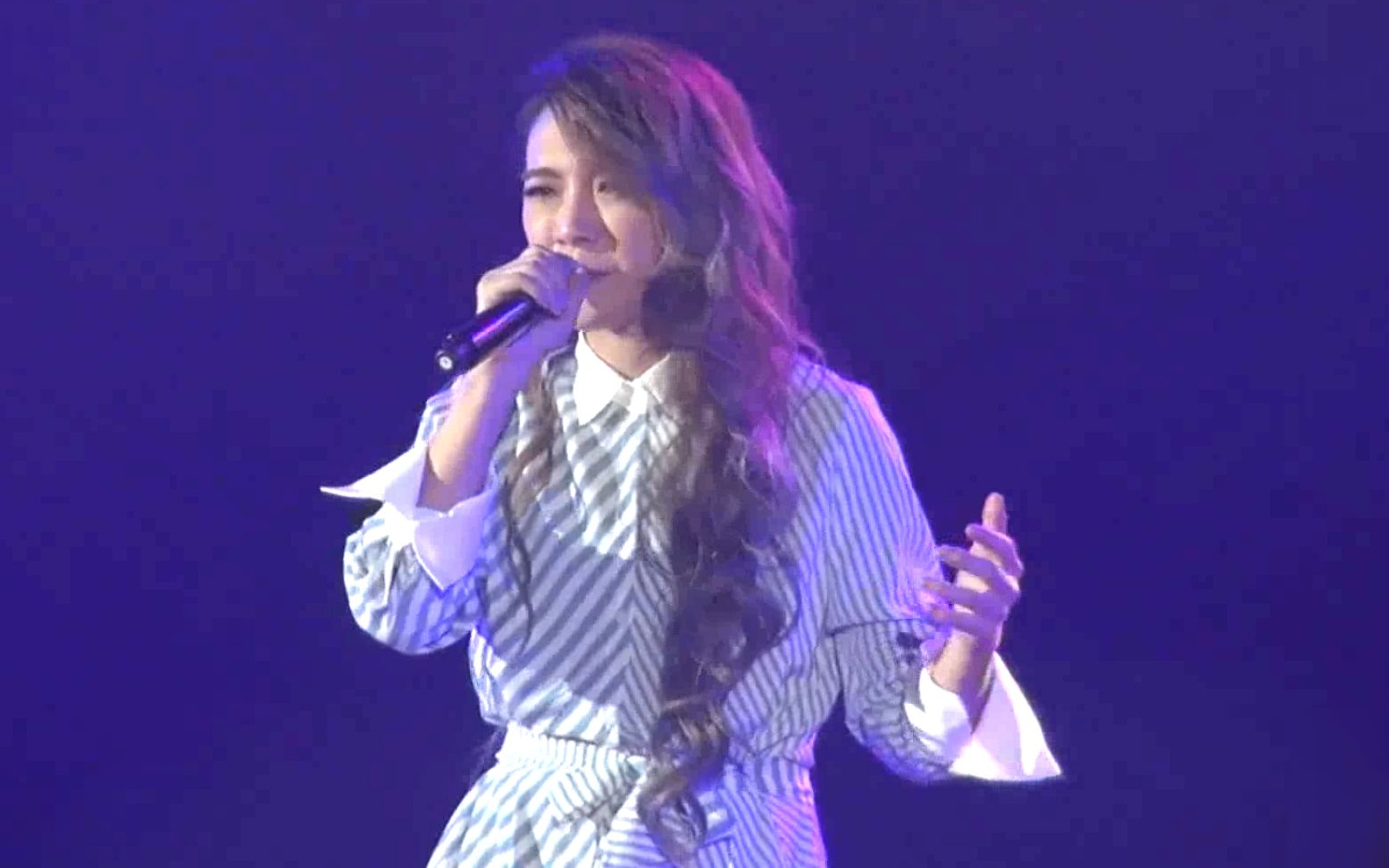 分不清性别的3位女歌手,如果没看到现场,还以为唱歌的是男人