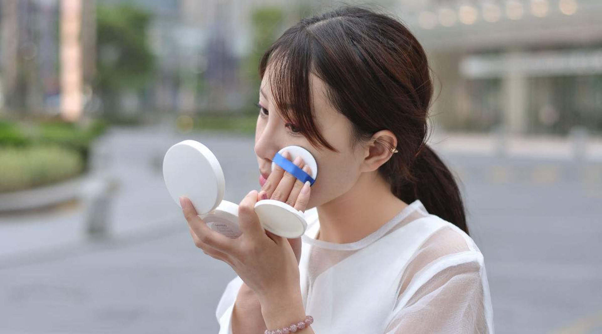 如何快速补妆拯救无暇妆容新手必备的4个小妙招简单又实用