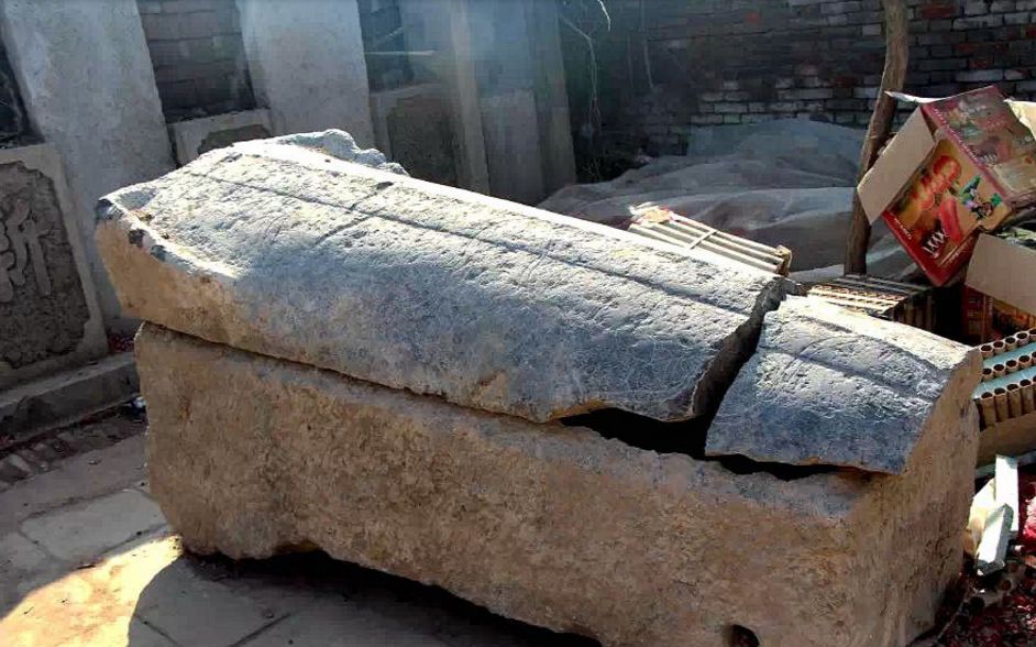 施工工地挖出两具刻有北斗七星的石棺,专家为此困惑不已_哔哩哔哩 (゜