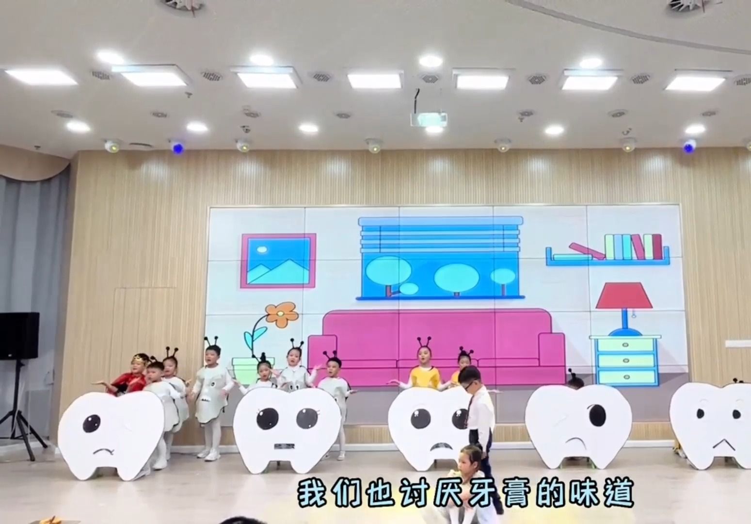 [图]幼儿园童话剧表演中大班绘本剧表演《再见牙虫》牙刷大战牙细菌