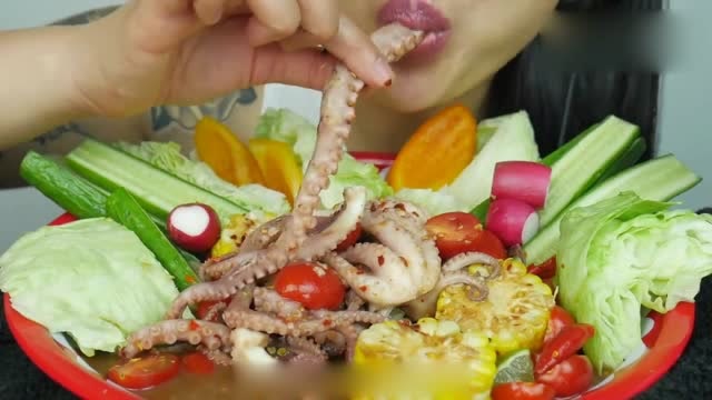 泰国吃货微笑姐姐吃辣拌章鱼黄瓜小萝卜酸辣开胃吃得美