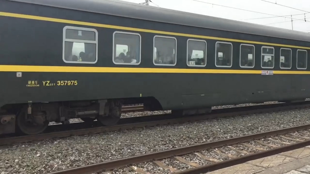 hxd1d牵引z334会hxd1d牵引z333通过襄阳南站