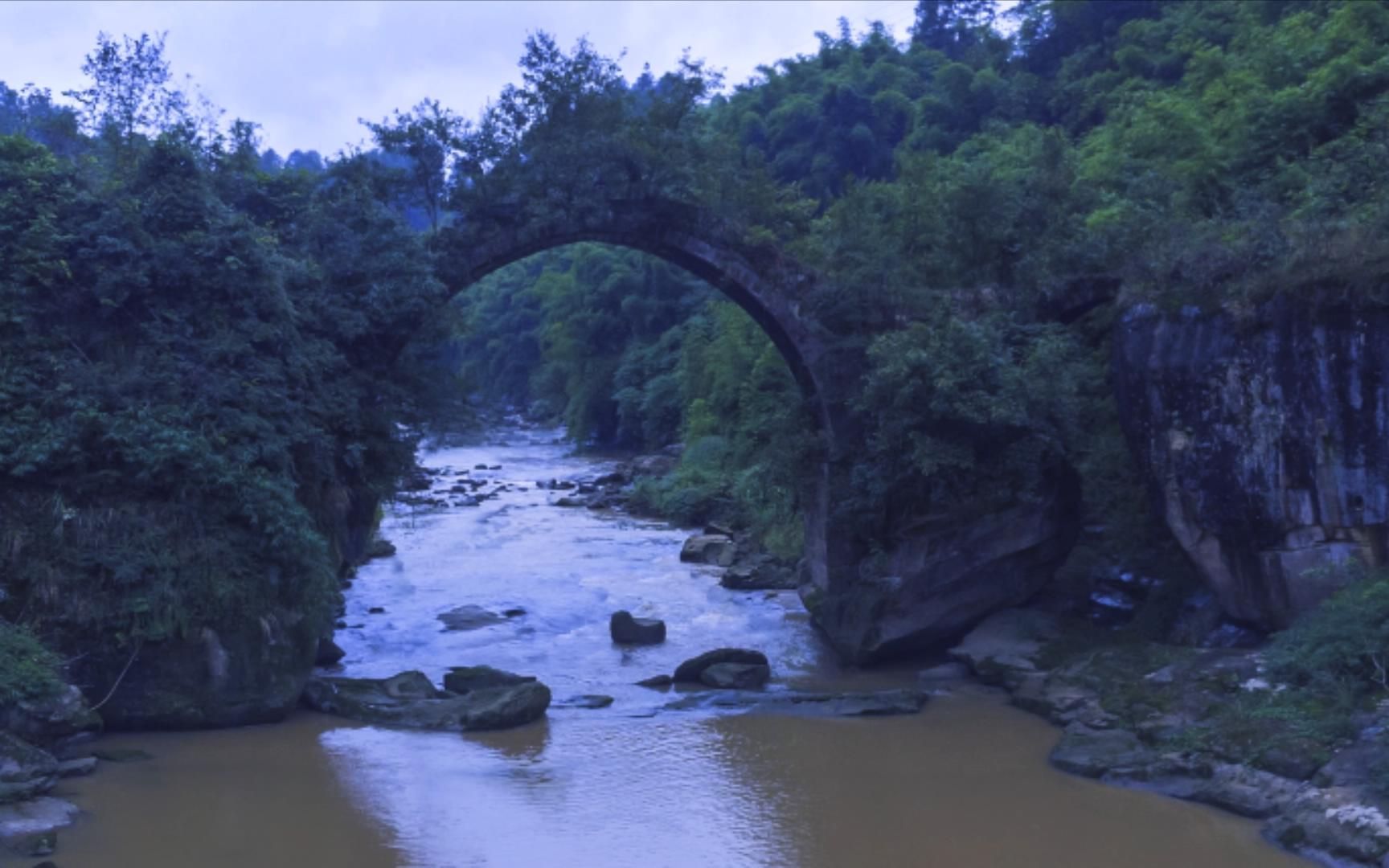 涪陵青羊云山雾罩下的山村龙潭河上的神仙洞桥和十三孔桥