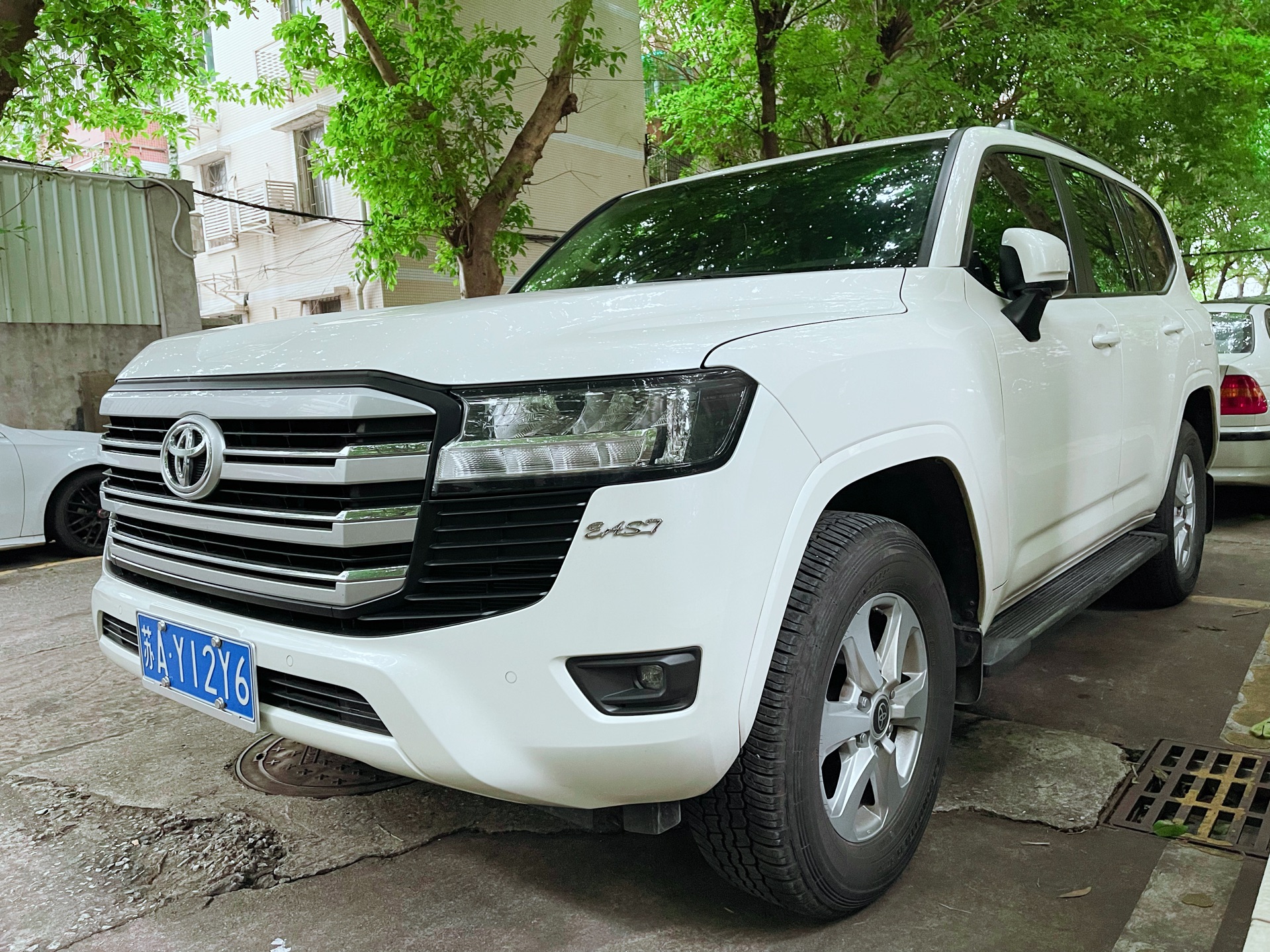 【夏日灵感企划|提前享受了lc300】南京牌照白色陆地巡洋舰来广州市走