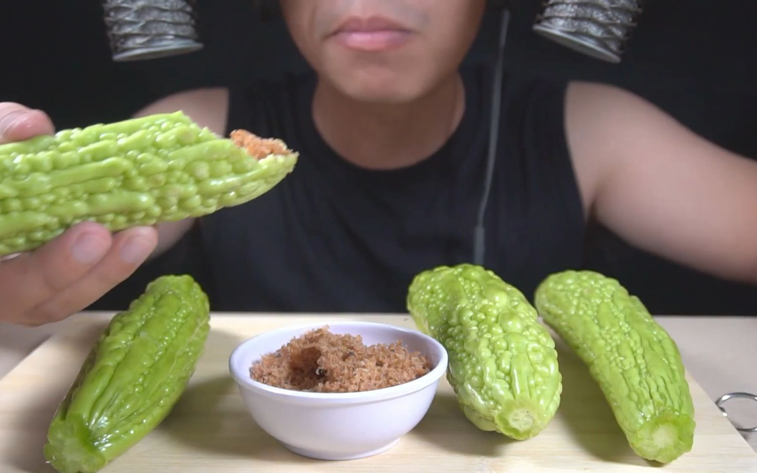 生吃大苦瓜eating raw bitter melon crunchy