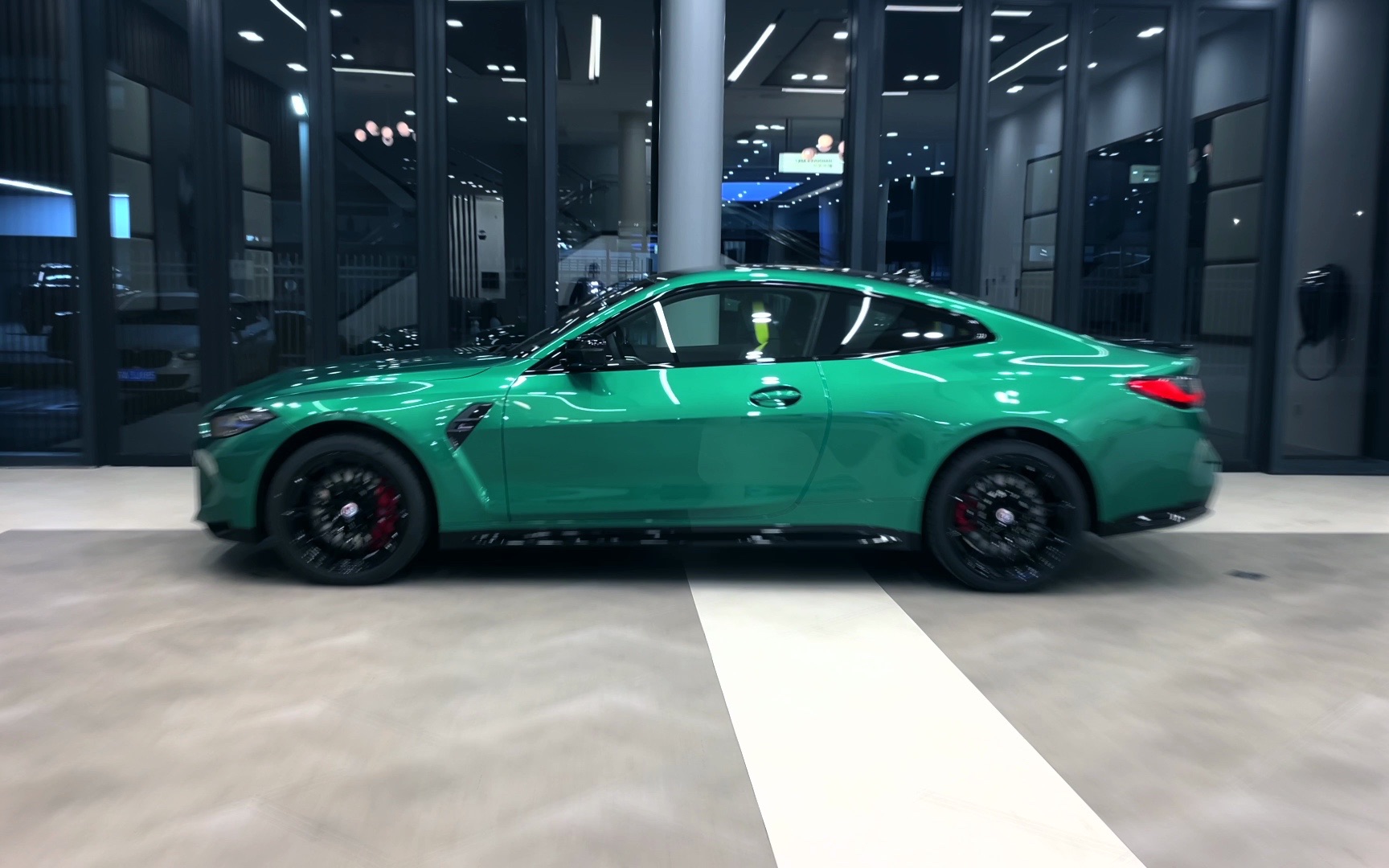 曼岛绿高性能轿跑宝马m4春天的绿色精灵