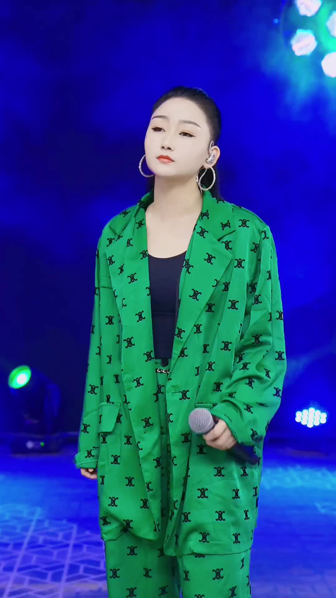 我什么都没有我是莎妞妞丫真人真唱唱出自己的风格莎妞妞一点见