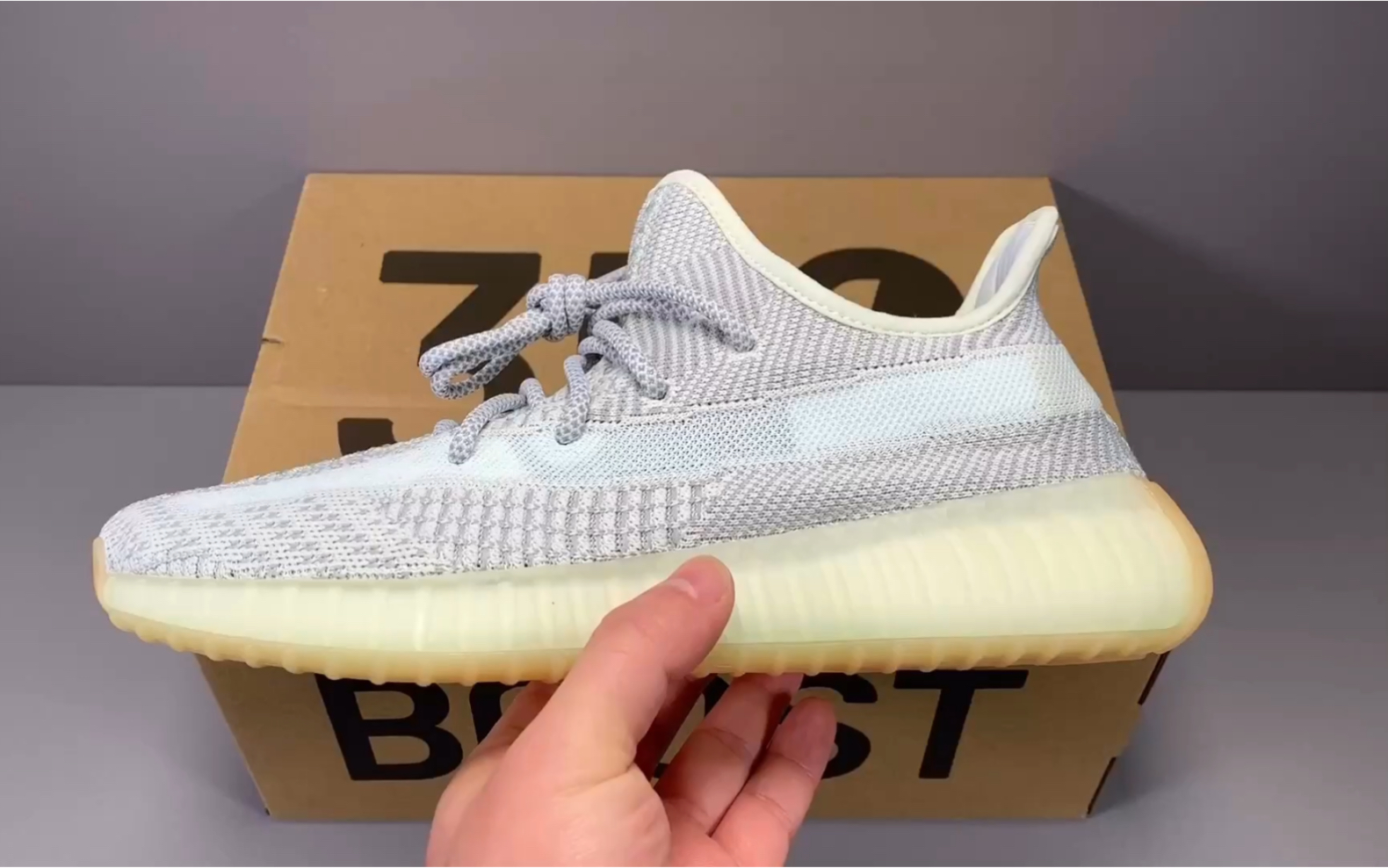 【权威实拍】yeezy 350 v2 yeshaya 灰天使