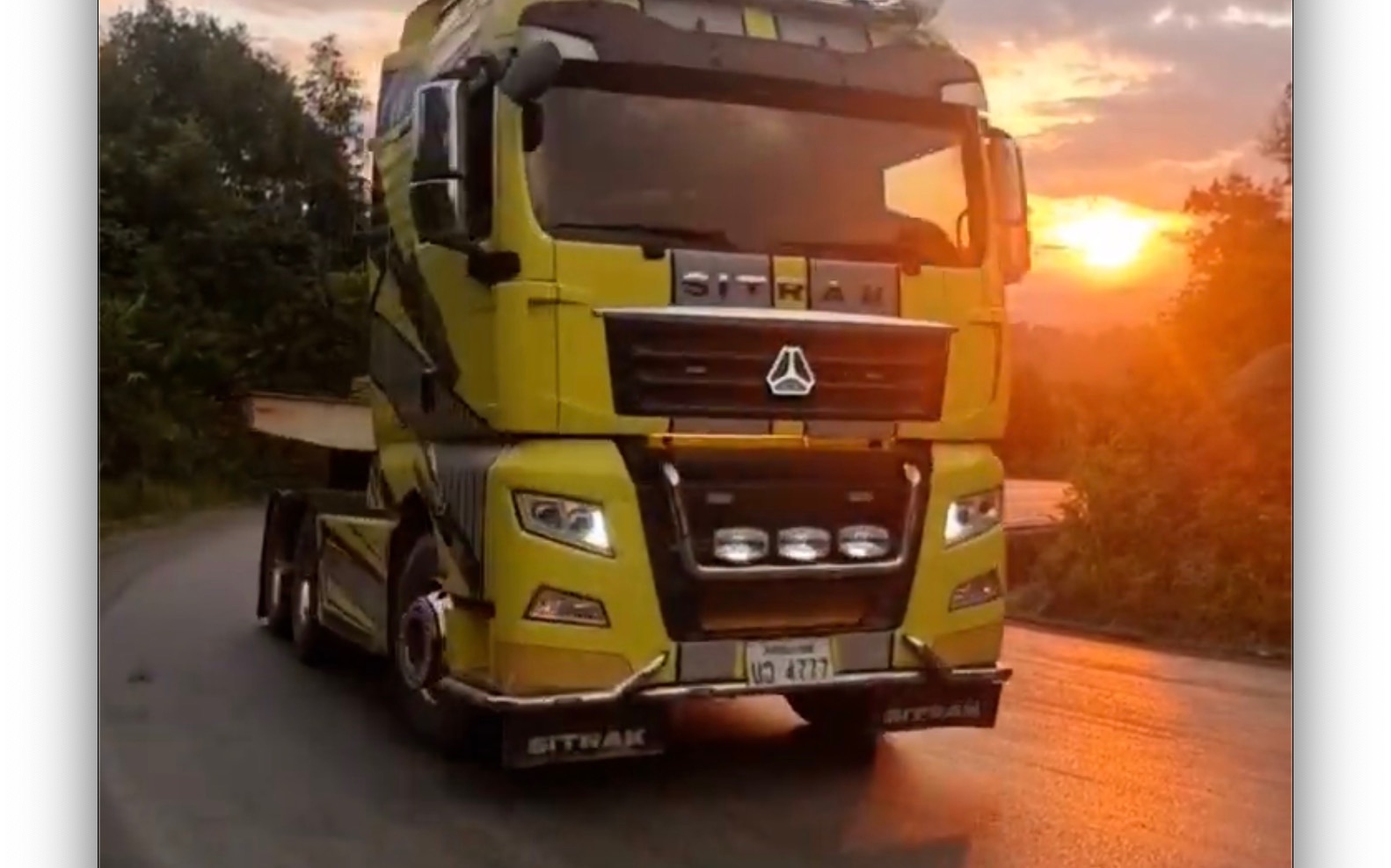 汕德卡在9796老挝拉货