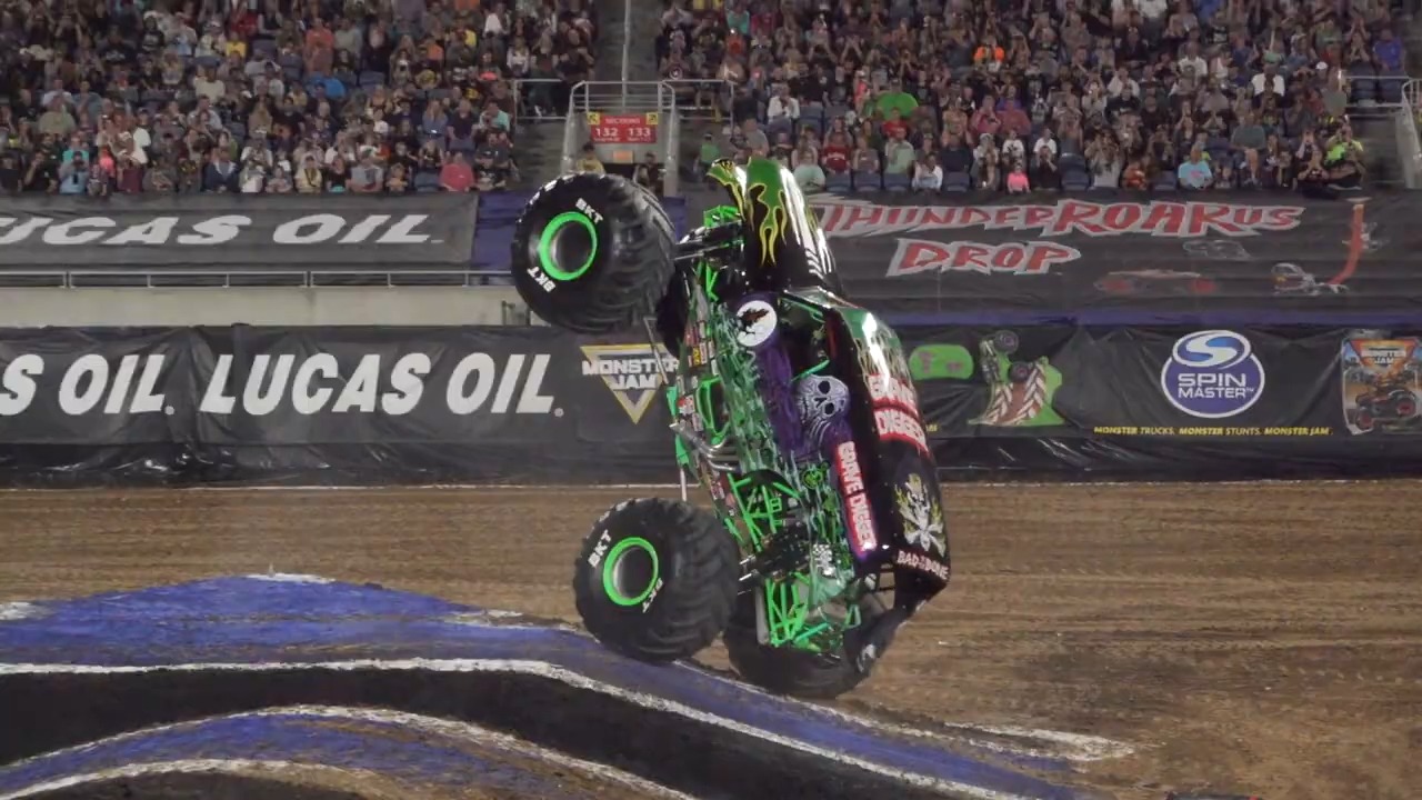 怪兽大脚车比赛 掘墓人的精彩表演