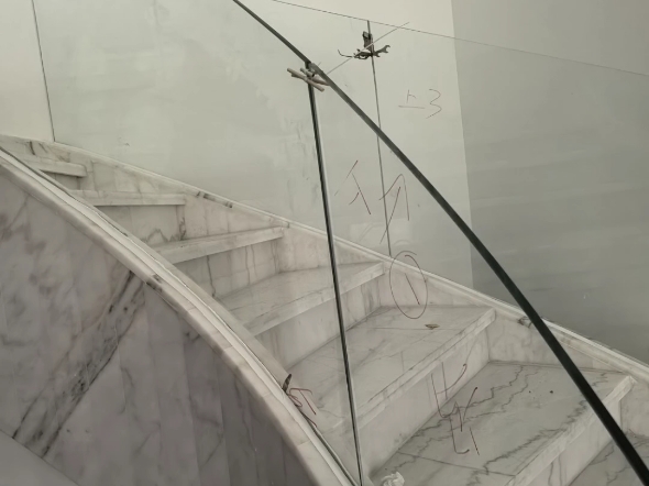 弧形玻璃楼梯,#玻璃楼梯 #楼梯玻璃扶手 从量尺放样,玻璃制作,到安装