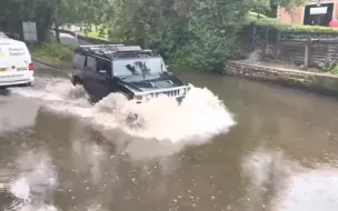 下载视频: 还记得那个积水的英国小镇道路吗？蹲到悍马H2了