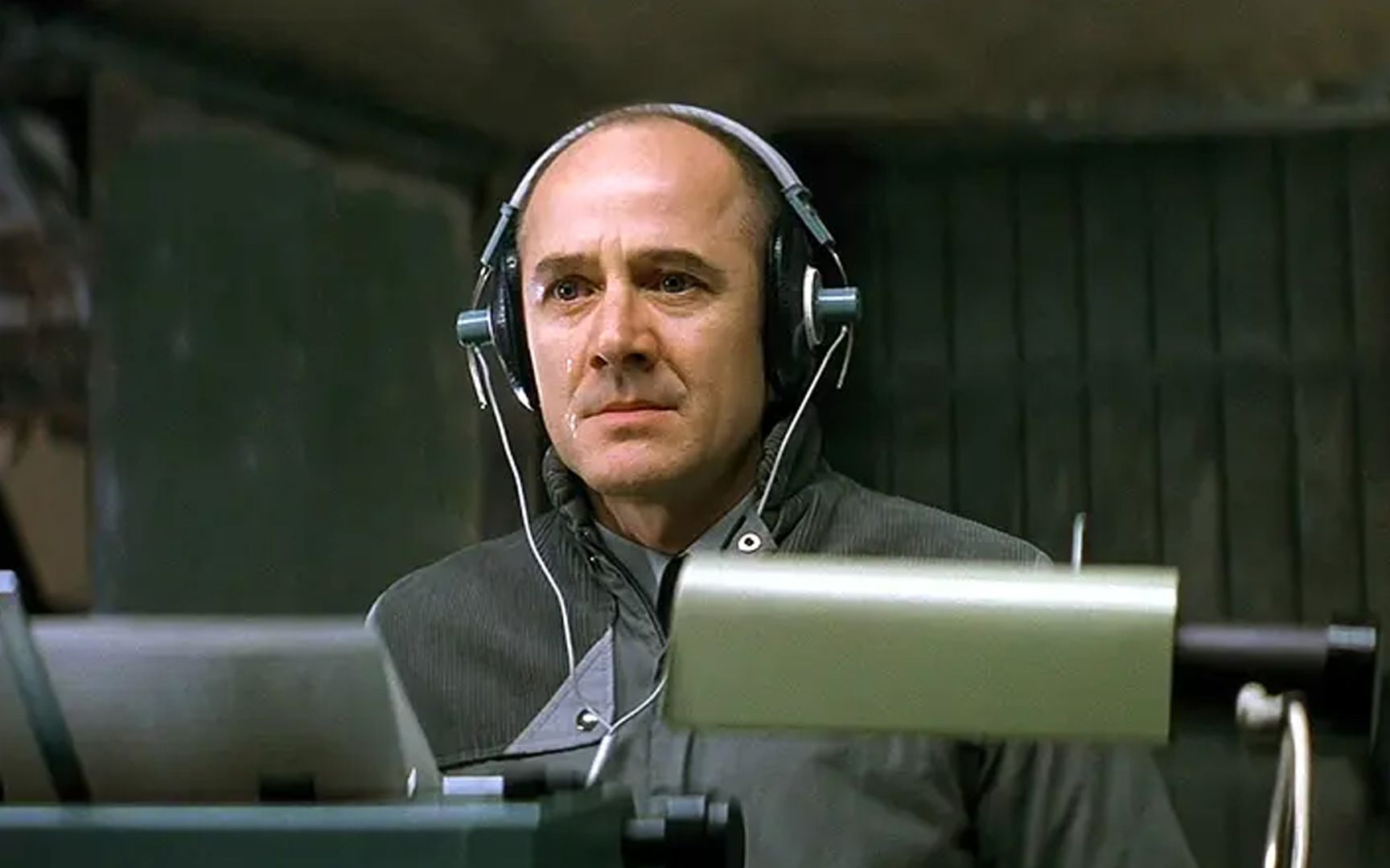 作家被人24小时不间断监听,窃听背后的秘密,电影《窃听风暴》_哔哩