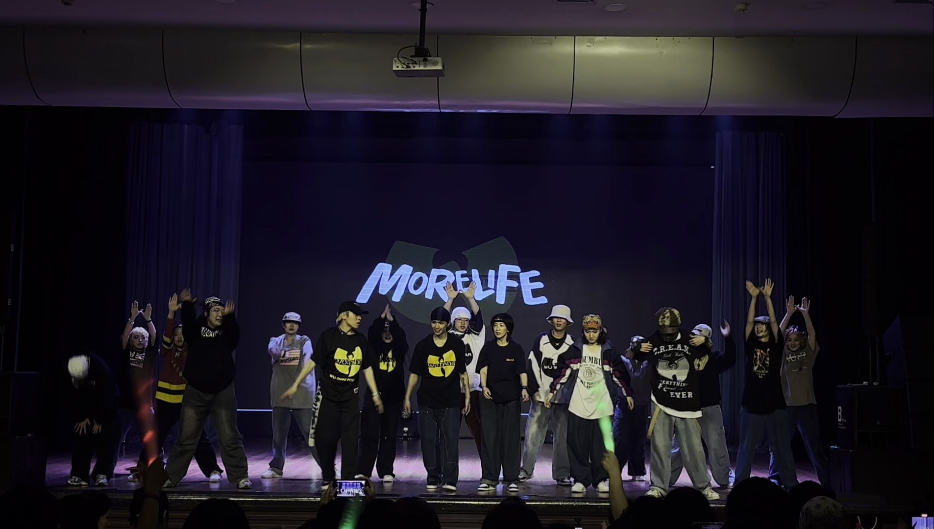 "大家好,我是李烨,这是我的Hiphop学生团队, Morelife"哔哩哔哩bilibili