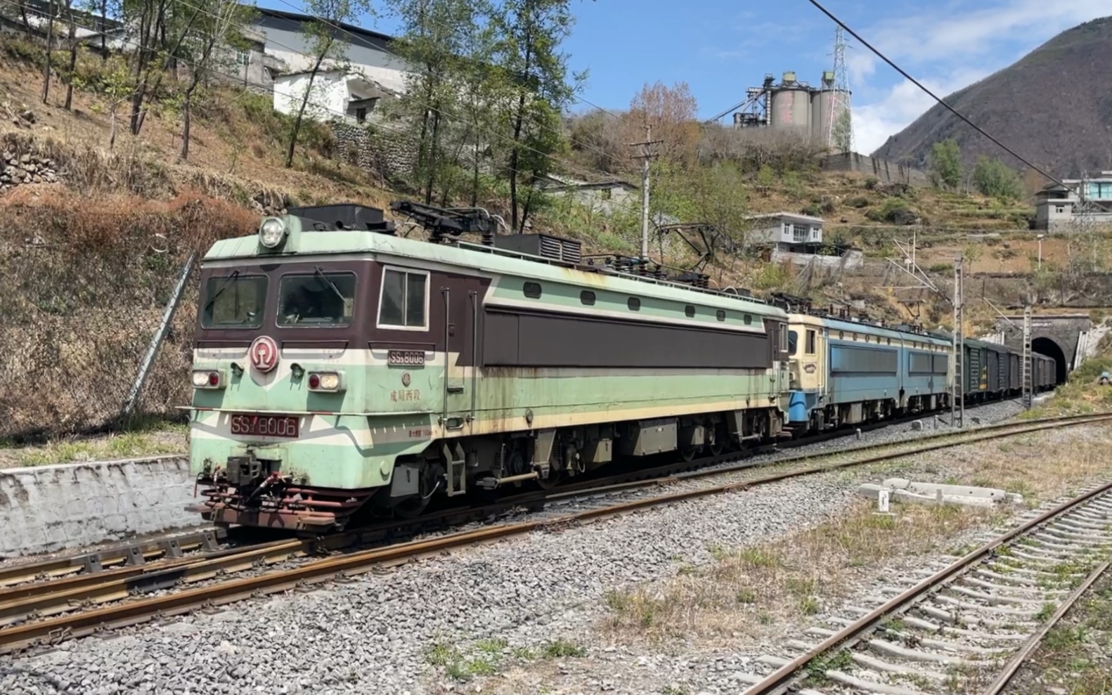 成局西段ss38006重连成局西段ss40099双机牵引棚车敞车集装箱编组的