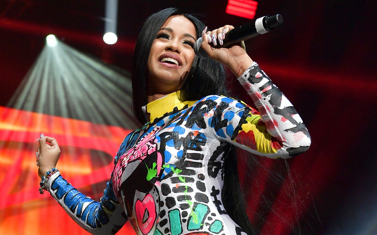 【cardi b】在访问退伍军人之家以履行其社区服务后变得情绪激动! !