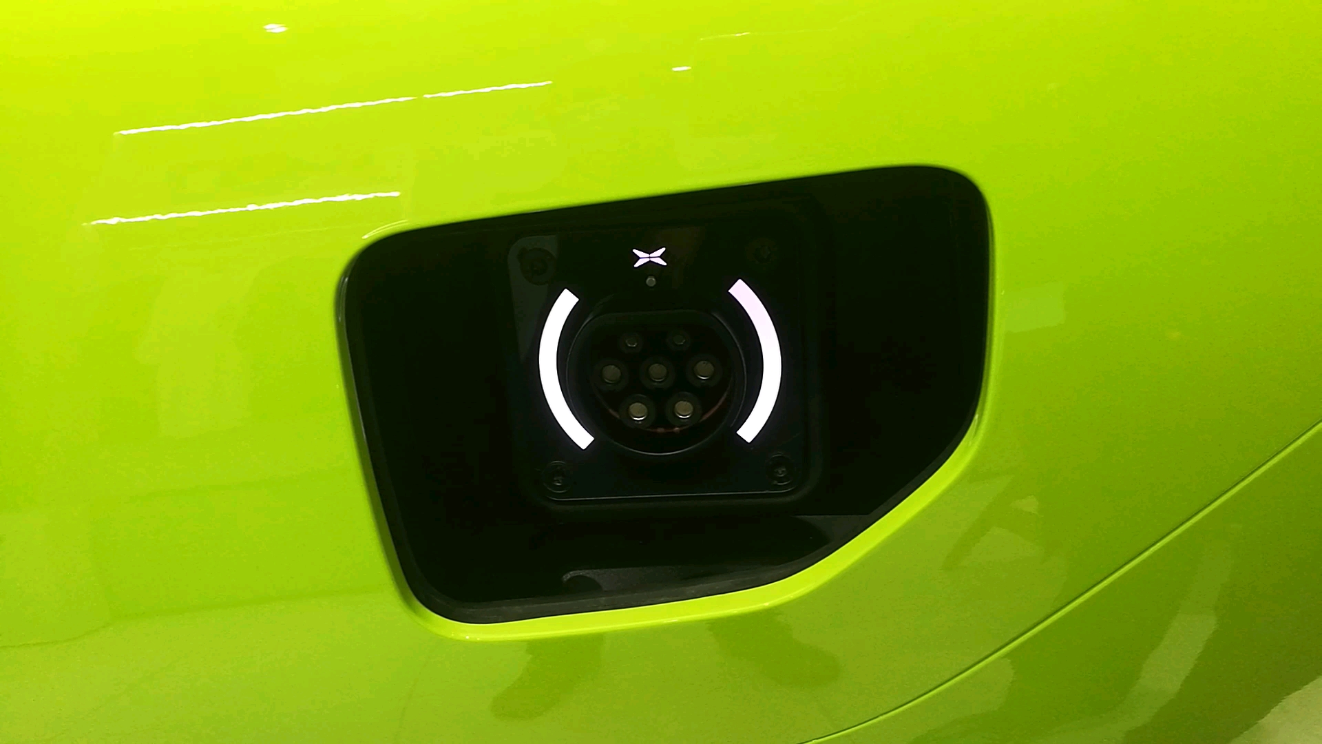 小鹏p7 的 内藏式 塞拉 电滑动 充电口门