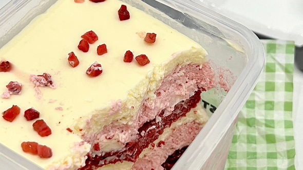 酸酸甜甜的草莓奶酪像半融化的冰淇淋02夹杂着草莓果粒02酸酸甜甜