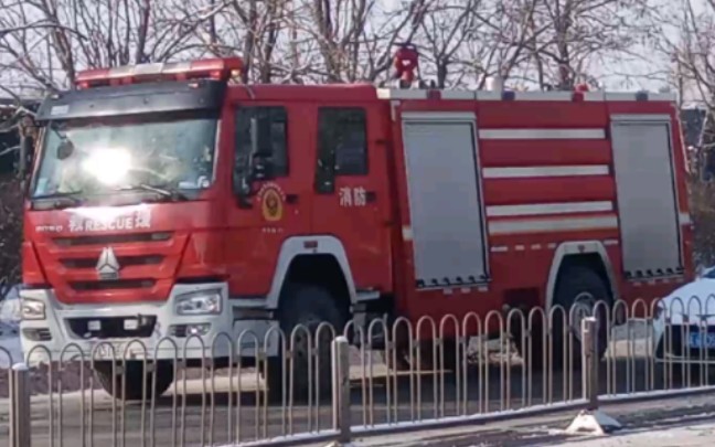 沈阳消防重汽豪沃消防车.8吨泡沫.