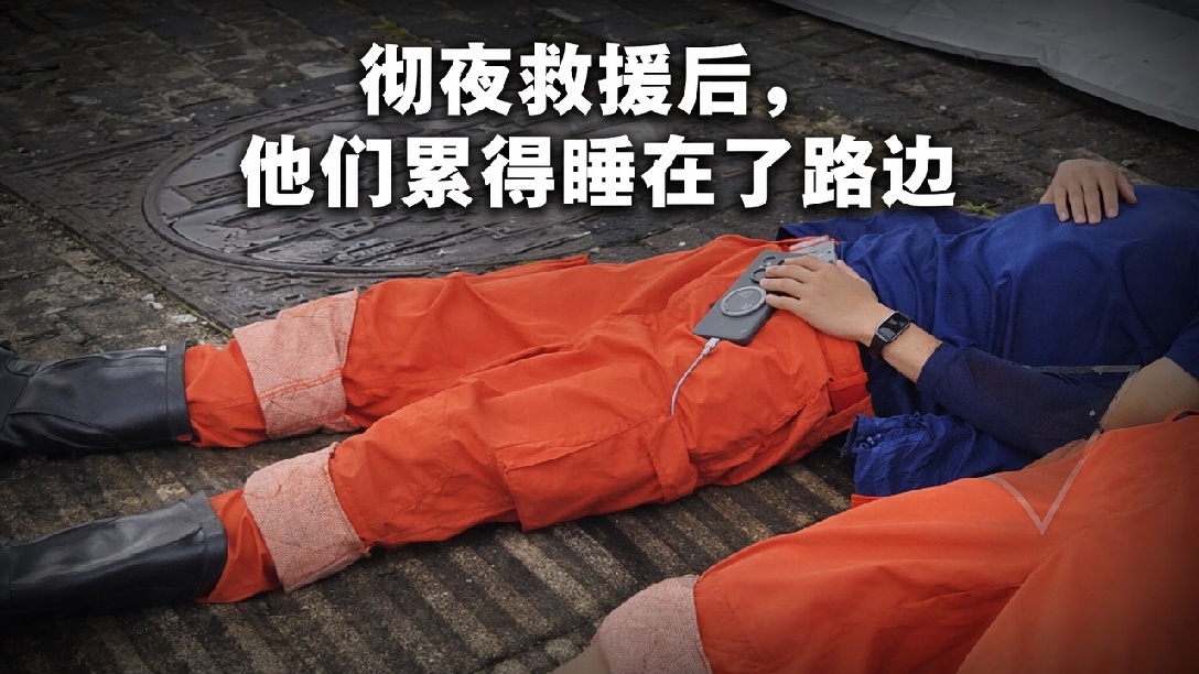 湖北黄冈遭遇罕见龙卷风，消防员一夜鏖战累到席地而睡，市民看哭了：特别心疼！