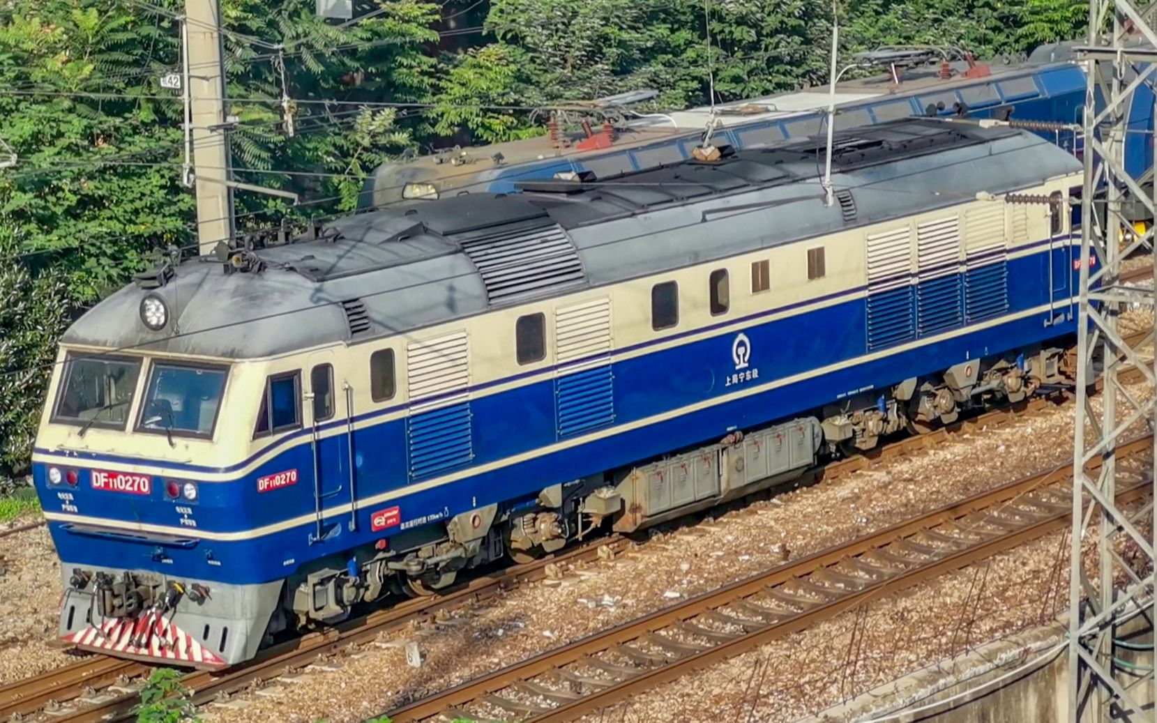 上局宁东段df11内燃机车0270号机单机驶出机务车间,调向后驶入南京