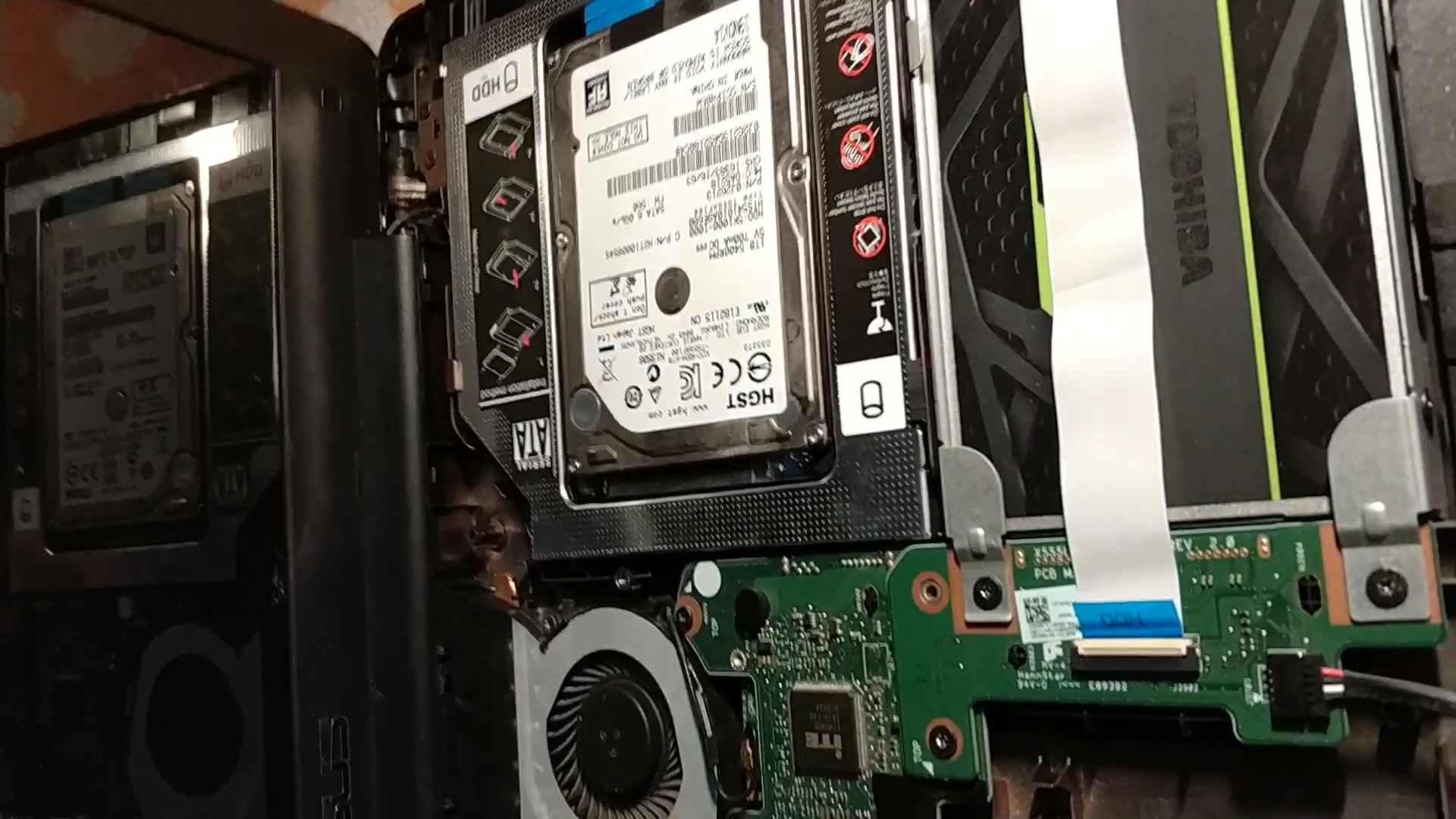 演示华硕笔记本电脑拆机加装硬盘