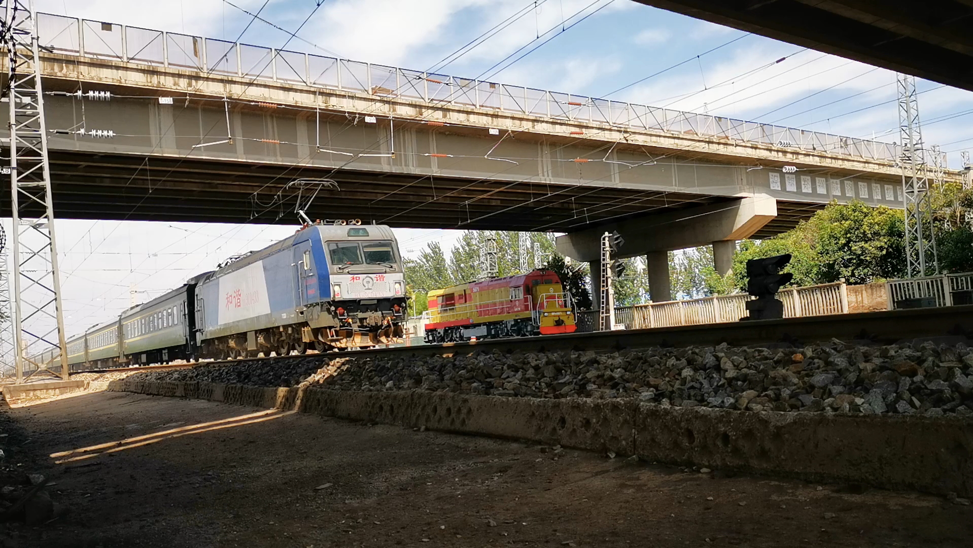 【57144 回送乌局哈段hxd1c】【00461 回送受台风影响停运的k1007次车