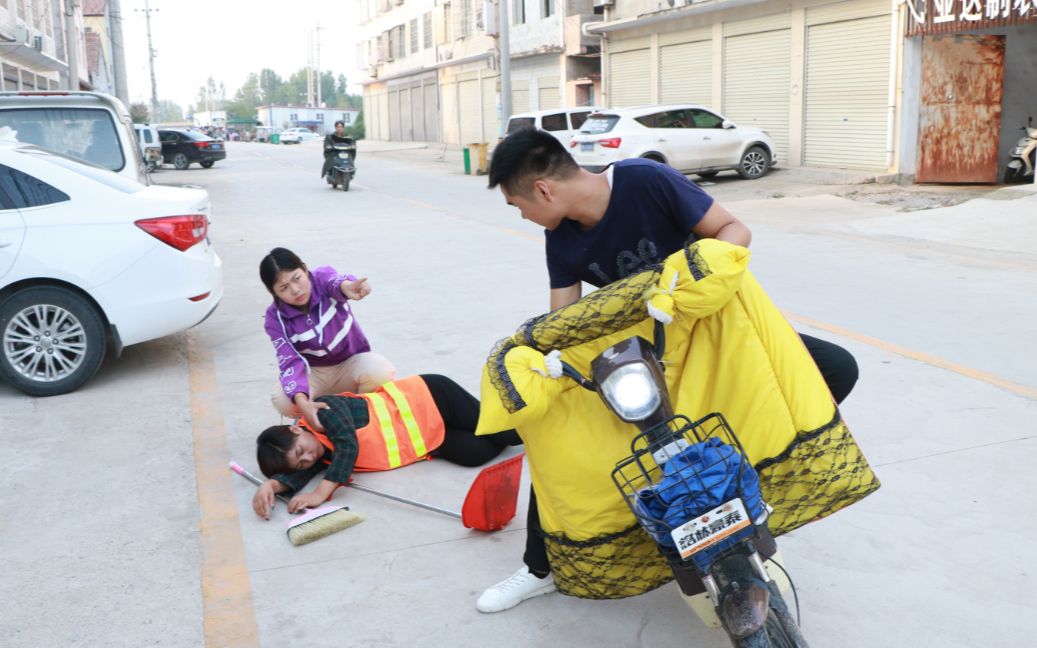 女孩看到环卫工被撞倒在地,送她就医,没想到后来环卫工救了自己