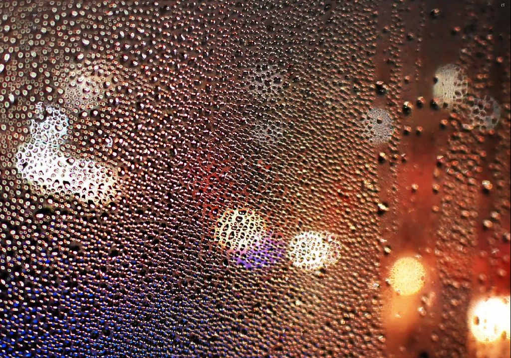雨天傍晚对潮湿的窗户发呆