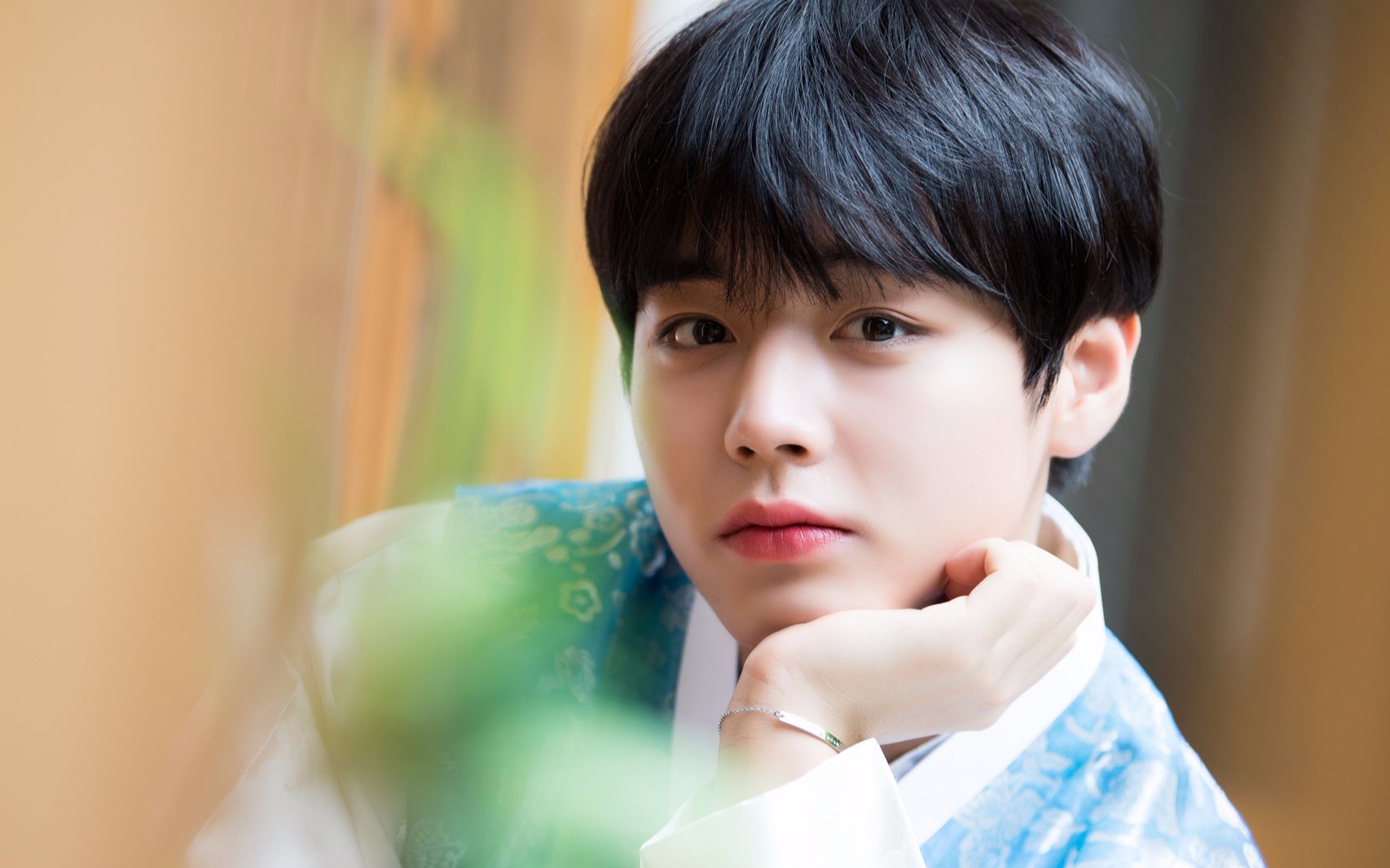 【朴志训】d社终于公开韩服眨写真拍摄现场~【朴志训】他怎么这么可爱