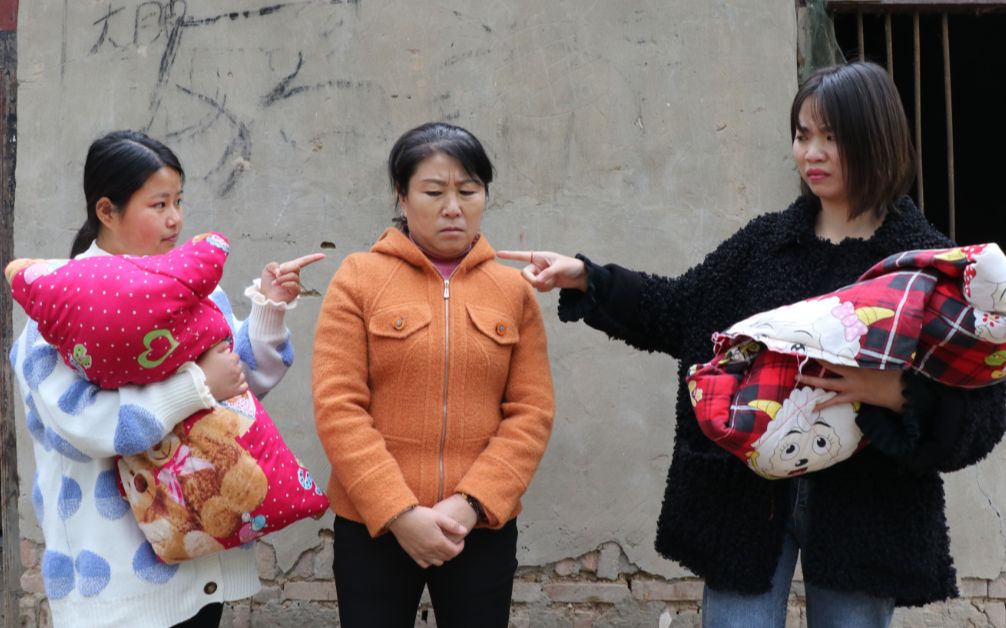 婆婆重男轻女,怀男的大儿媳吃肉,怀女的小儿媳吃苦,结局太解气