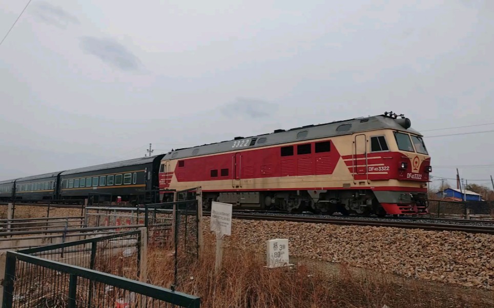 k7054(龙镇-哈尔滨东)-哈局三段df4d 3322通过滨北线桥～3甲
