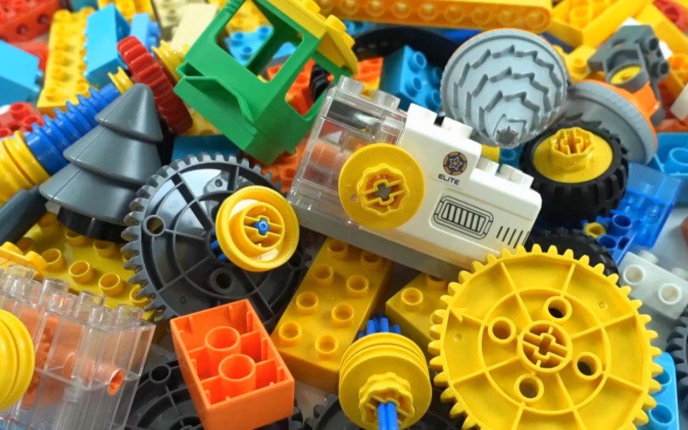 儿童喜欢的益智乐高电动积木搭建工程车造型的玩具积木