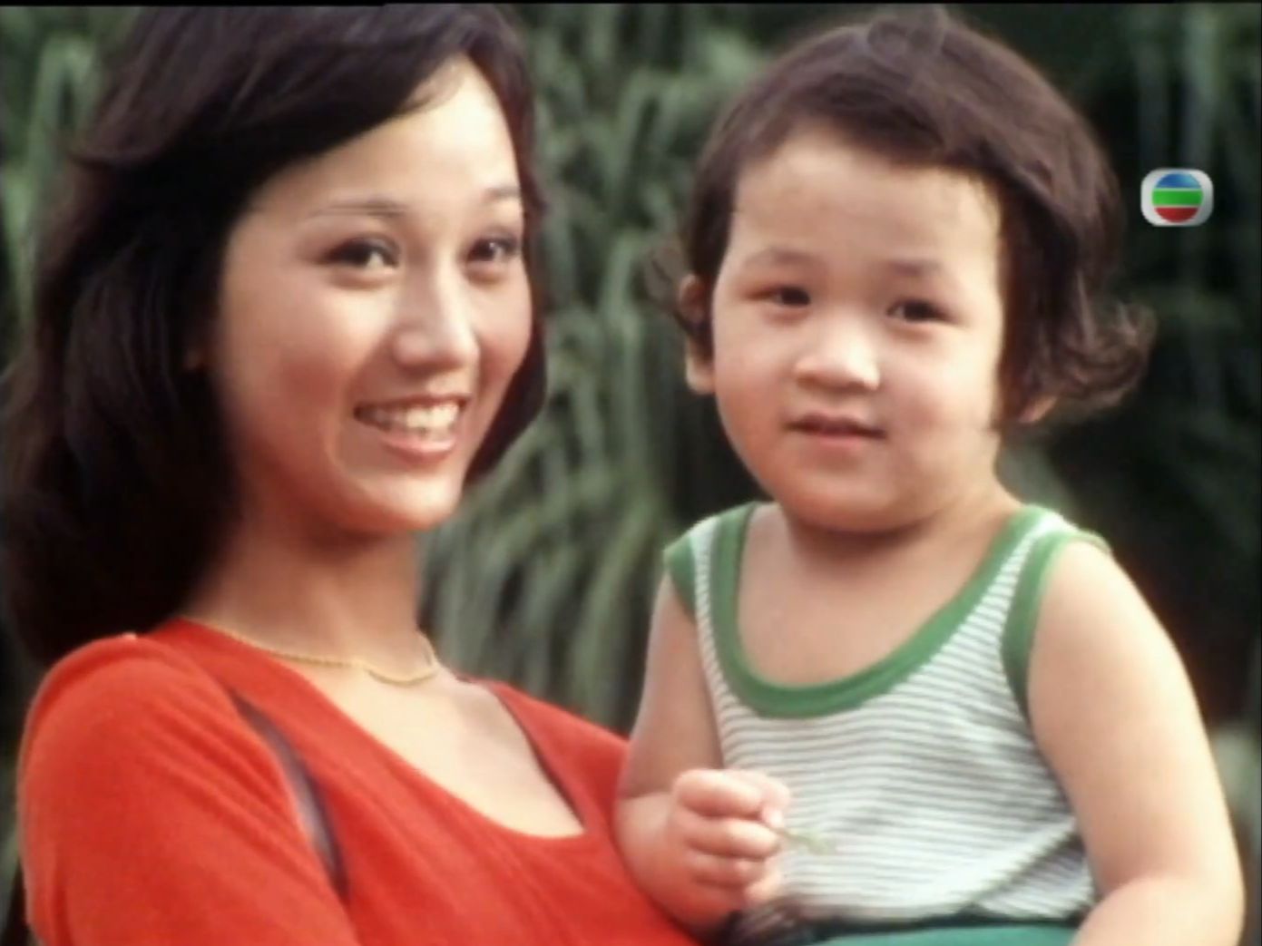 【赵雅芝】带二岁的儿子一起玩耍