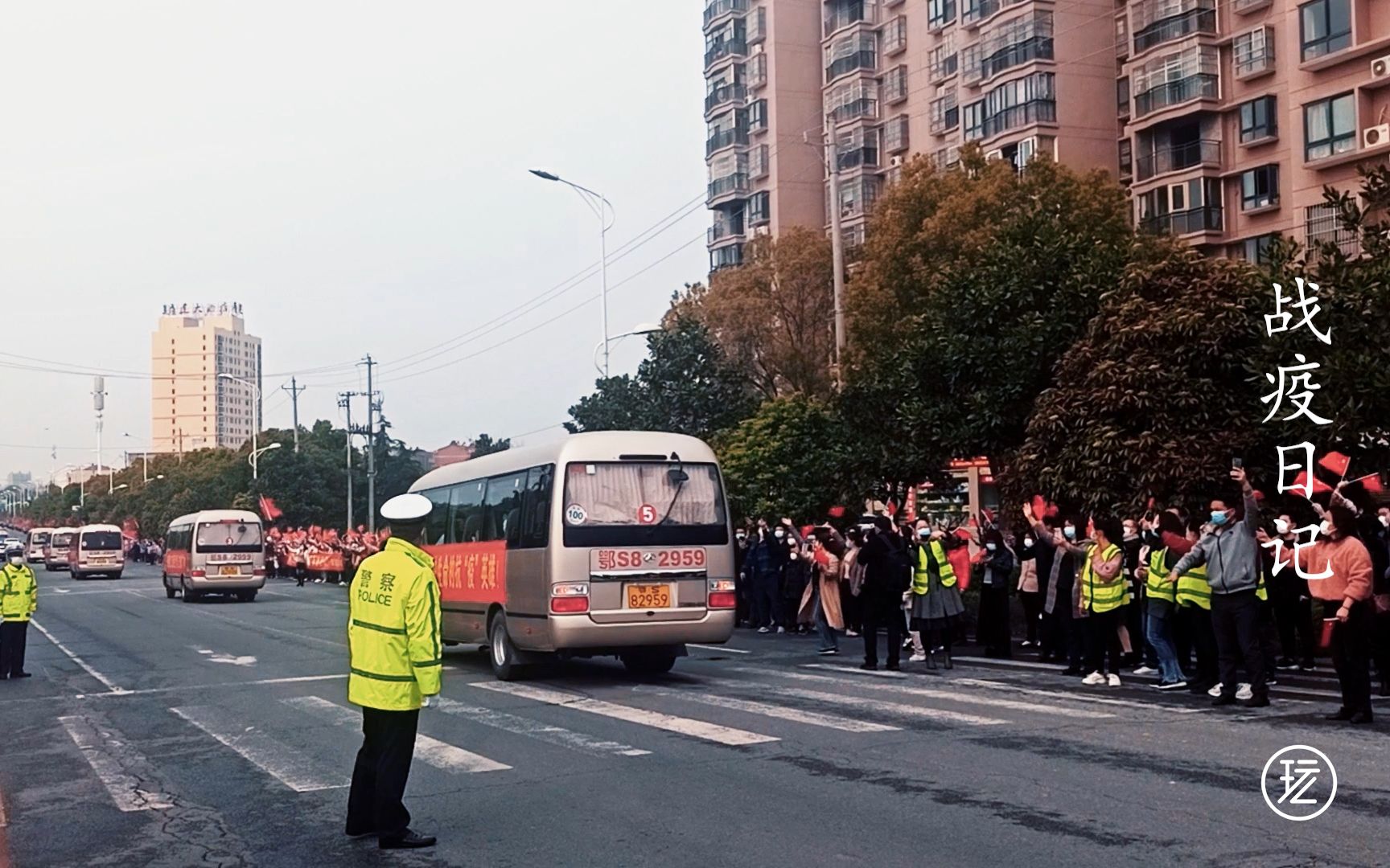 [图]今日江西医疗队撤离广水，万人十里长街排队欢送，看完已热泪盈眶