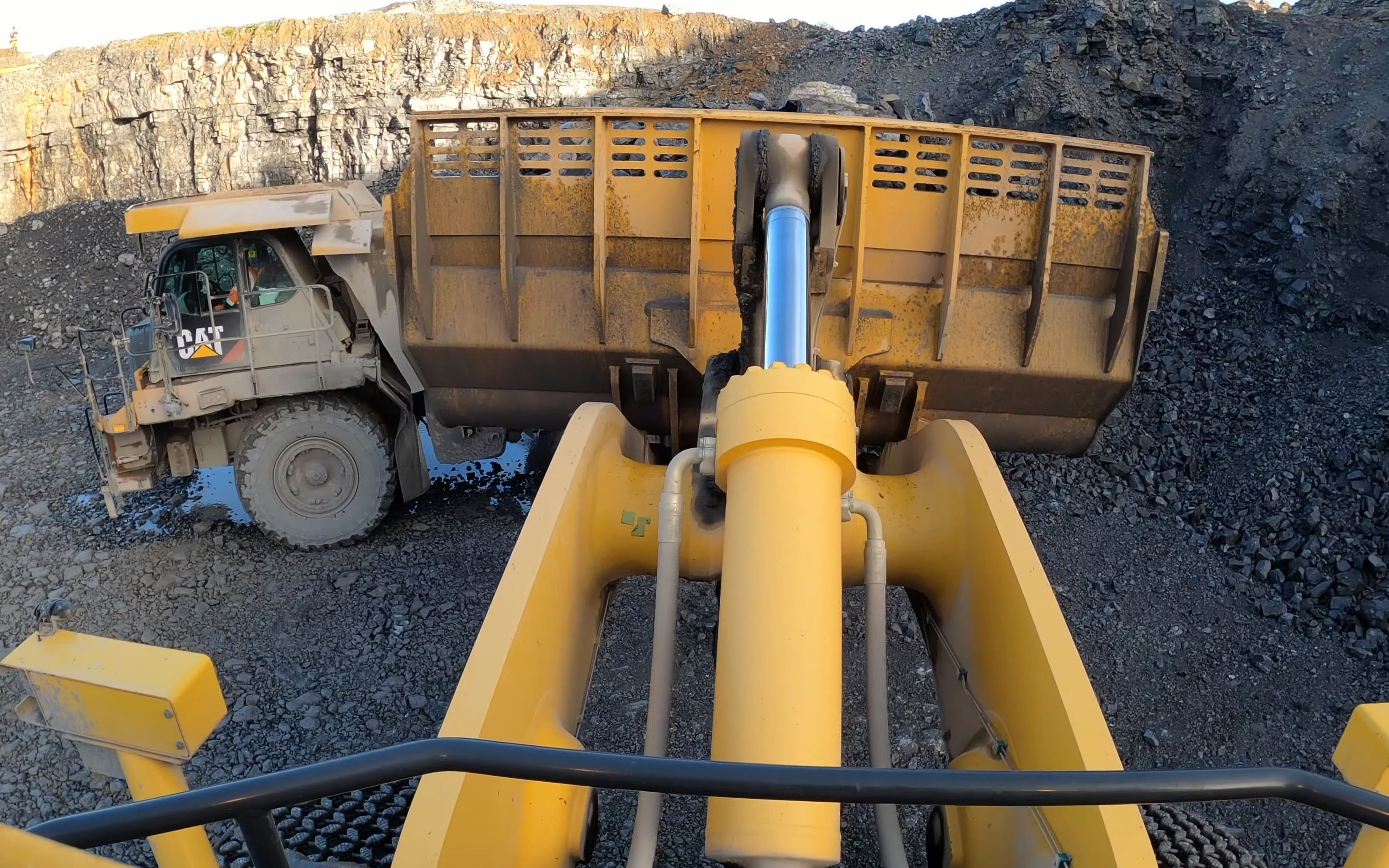 小松wa800装载机装车作业车前视角4k