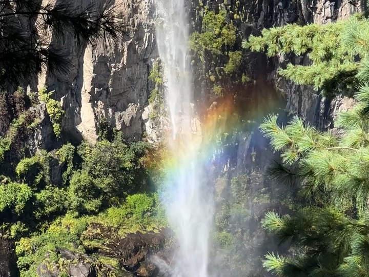 去年在西藏拍到的彩虹瀑布