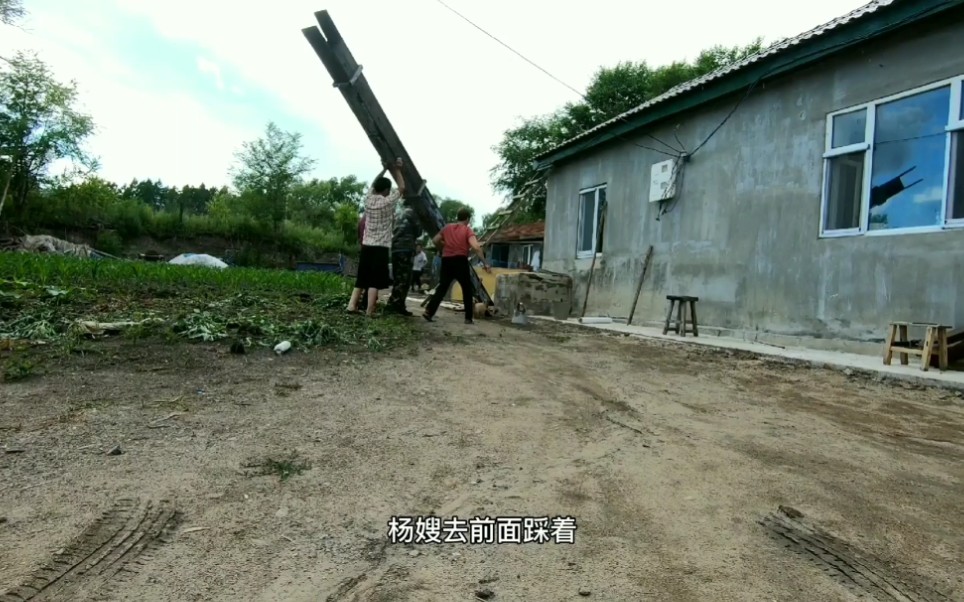 杨妈妈家干啥呢这么热闹?农村就是这样谁家有活大伙都去帮忙!
