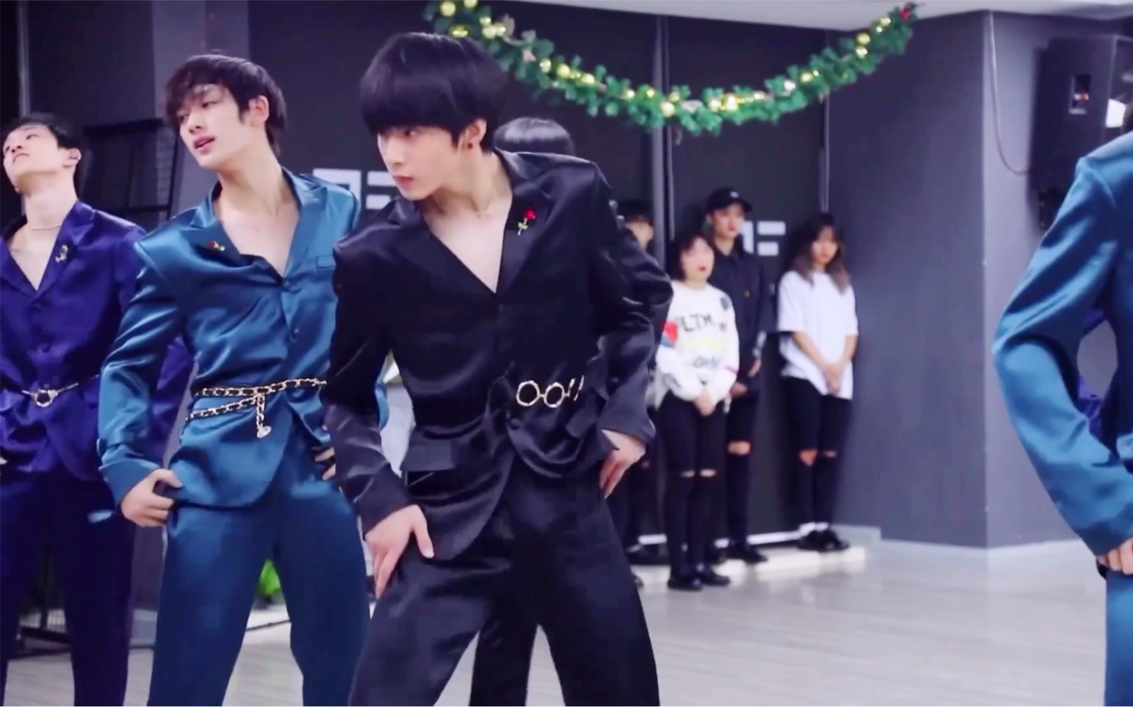 你从未见过的love shot|刘耀文的黑色耳钉也太绝了|发量过人 甩头发也