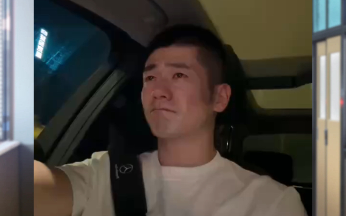 男人哭的梨花带雨的模样更让人心疼