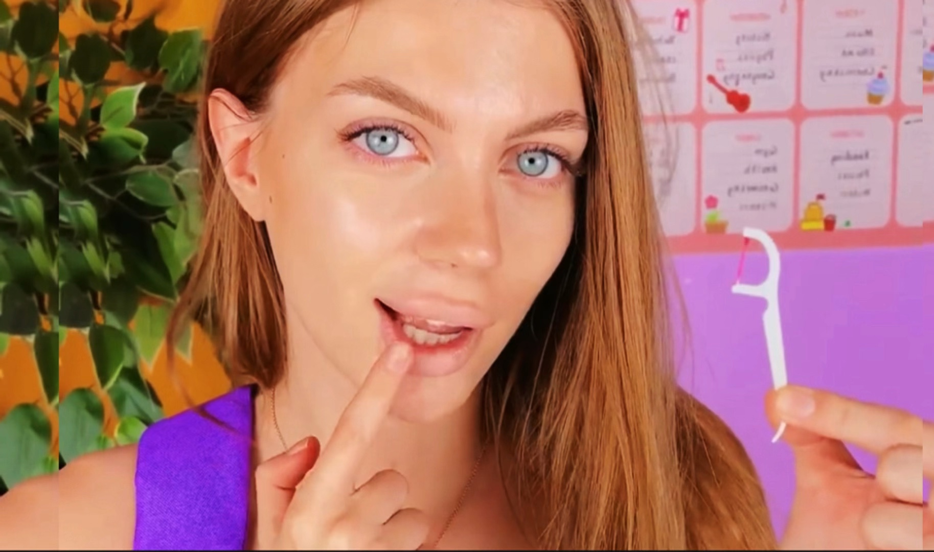 美女用牙线涂口红,这操作简直太厉害了!