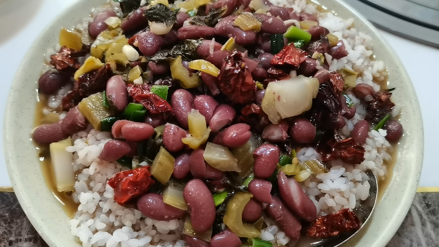 来一碗酸菜豆米盖饭吧!